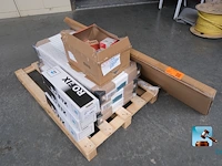 Set radiatoren met thermostaatknoppen en bevestigingsmateriaal - afbeelding 1 van  13