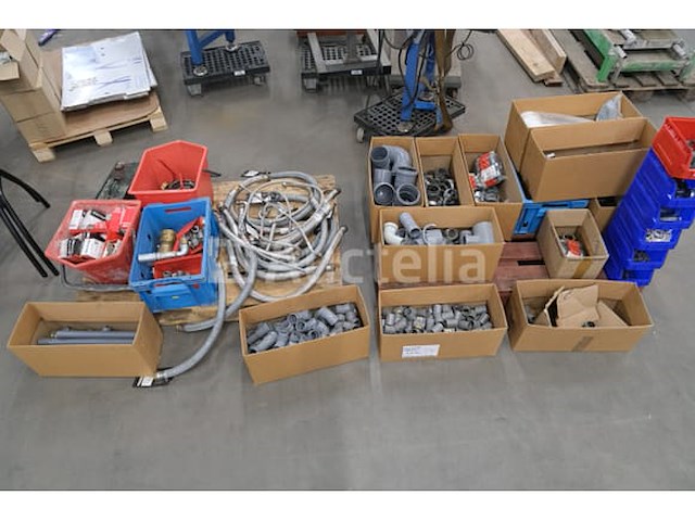 Set sanitaire voorzieningen en accessoires - afbeelding 15 van  15