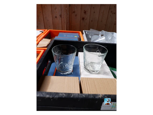 Set serviesgoed en verbruiksartikelen - afbeelding 3 van  12