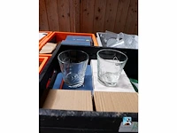 Set serviesgoed en verbruiksartikelen - afbeelding 3 van  12