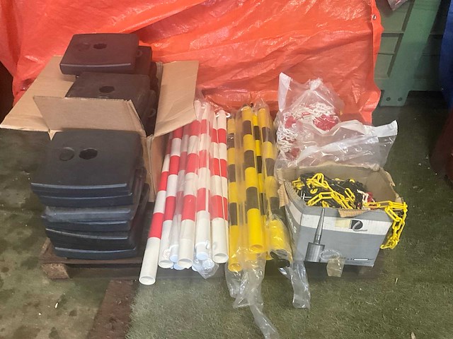 Set signalisatiepalen rood/wit & zwart/geel met toebehoren - afbeelding 1 van  4