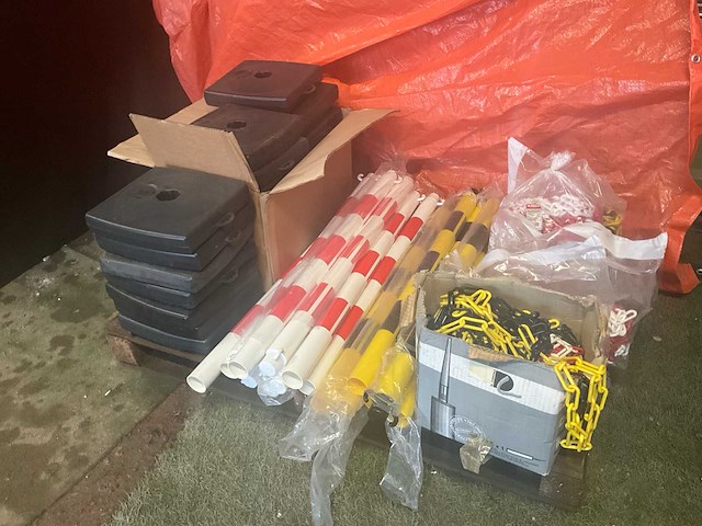 Set signalisatiepalen rood/wit & zwart/geel met toebehoren - afbeelding 2 van  4