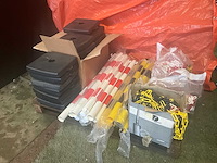 Set signalisatiepalen rood/wit & zwart/geel met toebehoren - afbeelding 2 van  4