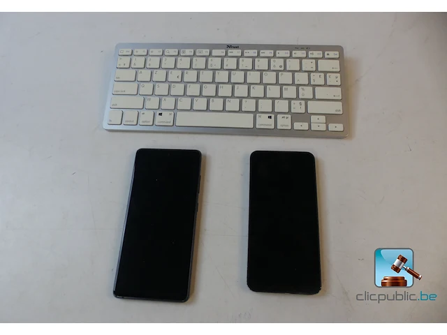 Set smartphones met toetsenbord - afbeelding 1 van  12