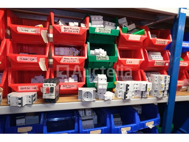 Set stroomonderbrekers en diverse elektrische accessoires - afbeelding 1 van  32