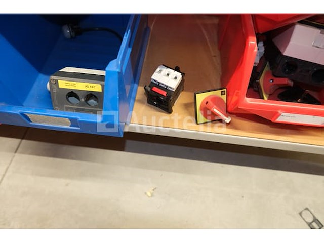 Set stroomonderbrekers en diverse elektrische accessoires - afbeelding 13 van  32