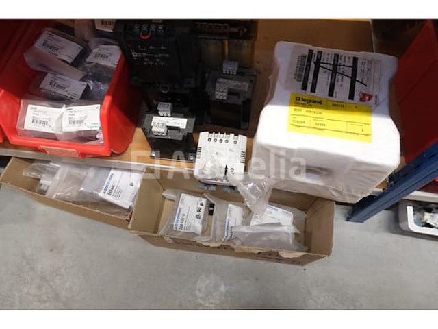 Set stroomonderbrekers en diverse elektrische accessoires - afbeelding 26 van  32