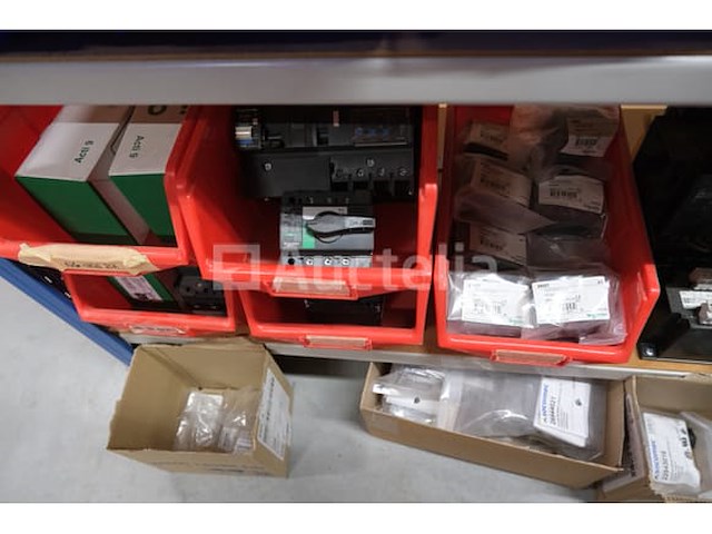 Set stroomonderbrekers en diverse elektrische accessoires - afbeelding 31 van  32