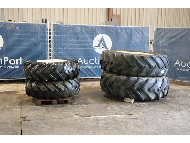 Set tractorbanden goodrich 16.9-26/alliance 20.8r38 van international 1455 (marge) - afbeelding 1 van  1