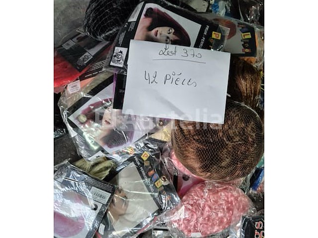 Set van 13 verschillende carnavalspruiken - nieuw set van 42 verschillende kermispruiken - nieuw set van 10 belgische supporter pruiken - nieuw set van 22 pompons voor meisjes pompons - nieuwe verschillende kleuren - afbeelding 1 van  4