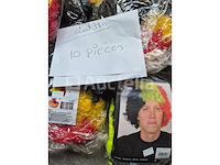 Set van 13 verschillende carnavalspruiken - nieuw set van 42 verschillende kermispruiken - nieuw set van 10 belgische supporter pruiken - nieuw set van 22 pompons voor meisjes pompons - nieuwe verschillende kleuren - afbeelding 3 van  4