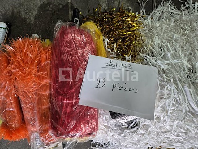 Set van 13 verschillende carnavalspruiken - nieuw set van 42 verschillende kermispruiken - nieuw set van 10 belgische supporter pruiken - nieuw set van 22 pompons voor meisjes pompons - nieuwe verschillende kleuren - afbeelding 4 van  4