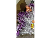 Set van 14 stukken diverse feestelijke items - nieuw set van 35 pakketten met diverse feestelijke items - nieuw set van 65 pakketten feestelijke vlaggen in verschillende ontwerpen en kleuren - nieuw set van 46 pakketten feestelijke vlaggen in verschillende ontwerpen en kleuren - nieuw set van 54 pakjes decoratie op pompoenspiesjes - nieuw in verschillende kleuren - nieuw set van 6 paasmanden - nieuw - afbeelding 4 van  6