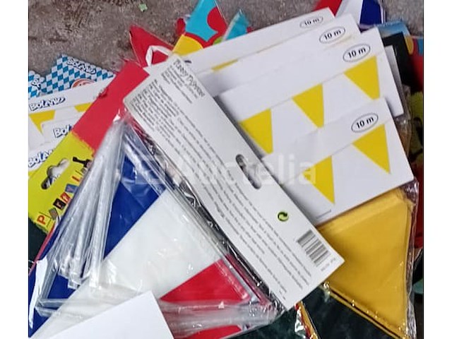 Set van 14 stukken diverse feestelijke items - nieuw set van 35 pakketten met diverse feestelijke items - nieuw set van 65 pakketten feestelijke vlaggen in verschillende ontwerpen en kleuren - nieuw set van 46 pakketten feestelijke vlaggen in verschillende ontwerpen en kleuren - nieuw set van 54 pakjes decoratie op pompoenspiesjes - nieuw in verschillende kleuren - nieuw set van 6 paasmanden - nieuw - afbeelding 5 van  6