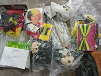 Set van 14 stukken diverse feestelijke items - nieuw set van 35 pakketten met diverse feestelijke items - nieuw set van 65 pakketten feestelijke vlaggen in verschillende ontwerpen en kleuren - nieuw set van 46 pakketten feestelijke vlaggen in verschillende ontwerpen en kleuren - nieuw set van 54 pakjes decoratie op pompoenspiesjes - nieuw in verschillende kleuren - nieuw set van 6 paasmanden - nieuw - afbeelding 6 van  6