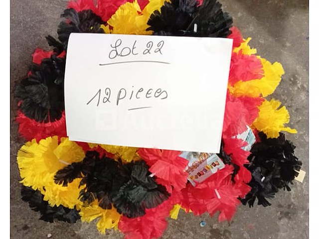 Set van 15 belgische gekleurde pruiken - nieuw set van 12 belgische bloemkleuren kettingen - nieuw set van 18 belgische gekleurde pruiken - nieuw set van 18 belgische pruiken - nieuw set van 17 5-delige dozen voor accessoire-ondersteuner belgië - nieuw set van 5 wollen sjaals belgië - nieuw set van 8 belgische supportersjaals - nieuw - afbeelding 2 van  7