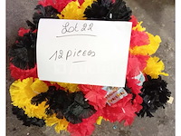 Set van 15 belgische gekleurde pruiken - nieuw set van 12 belgische bloemkleuren kettingen - nieuw set van 18 belgische gekleurde pruiken - nieuw set van 18 belgische pruiken - nieuw set van 17 5-delige dozen voor accessoire-ondersteuner belgië - nieuw set van 5 wollen sjaals belgië - nieuw set van 8 belgische supportersjaals - nieuw - afbeelding 2 van  7