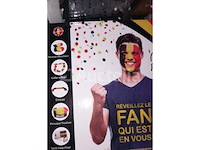 Set van 15 belgische gekleurde pruiken - nieuw set van 12 belgische bloemkleuren kettingen - nieuw set van 18 belgische gekleurde pruiken - nieuw set van 18 belgische pruiken - nieuw set van 17 5-delige dozen voor accessoire-ondersteuner belgië - nieuw set van 5 wollen sjaals belgië - nieuw set van 8 belgische supportersjaals - nieuw - afbeelding 4 van  7