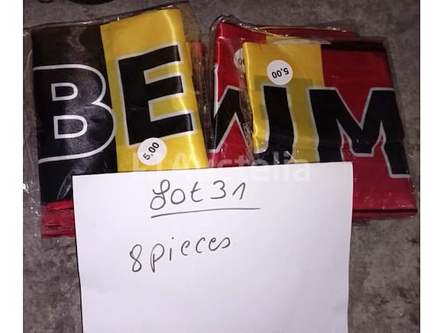 Set van 15 belgische gekleurde pruiken - nieuw set van 12 belgische bloemkleuren kettingen - nieuw set van 18 belgische gekleurde pruiken - nieuw set van 18 belgische pruiken - nieuw set van 17 5-delige dozen voor accessoire-ondersteuner belgië - nieuw set van 5 wollen sjaals belgië - nieuw set van 8 belgische supportersjaals - nieuw - afbeelding 5 van  7