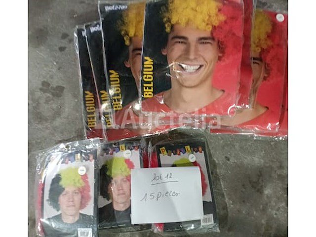 Set van 15 belgische gekleurde pruiken - nieuw set van 12 belgische bloemkleuren kettingen - nieuw set van 18 belgische gekleurde pruiken - nieuw set van 18 belgische pruiken - nieuw set van 17 5-delige dozen voor accessoire-ondersteuner belgië - nieuw set van 5 wollen sjaals belgië - nieuw set van 8 belgische supportersjaals - nieuw - afbeelding 6 van  7