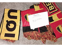 Set van 15 belgische gekleurde pruiken - nieuw set van 12 belgische bloemkleuren kettingen - nieuw set van 18 belgische gekleurde pruiken - nieuw set van 18 belgische pruiken - nieuw set van 17 5-delige dozen voor accessoire-ondersteuner belgië - nieuw set van 5 wollen sjaals belgië - nieuw set van 8 belgische supportersjaals - nieuw - afbeelding 7 van  7