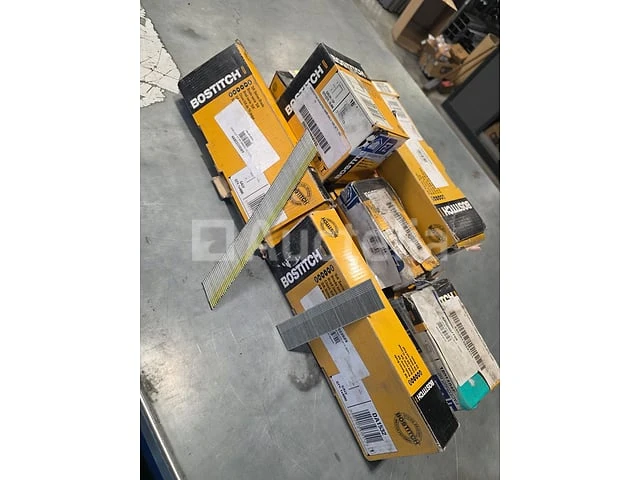 Set van 15 dozen gegalvaniseerde nietjes en spijkers - afbeelding 1 van  3