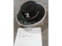 Set van 15 musketiershoeden - nieuw set van 8 musketiershoeden - nieuw set van 14 musketierhoeden - nieuw set van 5 musketiers hoeden - nieuw set van 3 dartagnan hoeden - nieuw set van 5 zorro-hoeden - nieuw - afbeelding 1 van  6