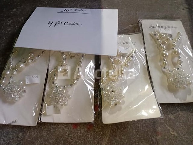 Set van 152 ringen - nieuwe diverse modellen set van 19 metalen kettingen - nieuw set van 4 pakjes kettingen - nieuw - afbeelding 2 van  3