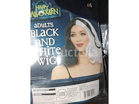 Set van 16 pruiken - nieuw en verpakt in verschillende modellen en kleuren set van 31 diverse pruiken - nieuw set van 12 pakjes supporter wigs belgium - nieuw set van 7 carnavalspruiken - nieuw set van 3 maryline monroe luxe model pruikensets - nieuw - afbeelding 4 van  6