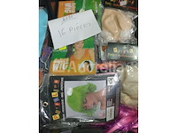 Set van 16 pruiken - nieuw en verpakt in verschillende modellen en kleuren set van 31 diverse pruiken - nieuw set van 12 pakjes supporter wigs belgium - nieuw set van 7 carnavalspruiken - nieuw set van 3 maryline monroe luxe model pruikensets - nieuw - afbeelding 6 van  6
