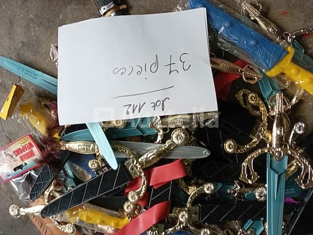 Set van 17 egyptische carnavalsborstplaten - nieuw set van 8 egyptische carnavalsaccessoires - nieuw set van 37 messen zwaarden speelgoed diverse kinderen - nieuw set van 11 sets verschillende kermisaccessoires - nieuw set van 34 pakketten met diverse kermisartikelen - nieuw set van 10 diverse carnavalsitems - nieuw - afbeelding 2 van  6