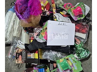 Set van 17 pakjes diverse kermisfeestcadeautjes - nieuw set van 49 pakjes glitter cheerleader baton - nieuw set van 48 pakketten carnival en andere diverse items - nieuw set van 30 carnaval en andere diverse items - nieuw - afbeelding 1 van  4