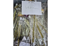 Set van 17 pakjes diverse kermisfeestcadeautjes - nieuw set van 49 pakjes glitter cheerleader baton - nieuw set van 48 pakketten carnival en andere diverse items - nieuw set van 30 carnaval en andere diverse items - nieuw - afbeelding 2 van  4
