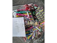 Set van 17 pakjes diverse kermisfeestcadeautjes - nieuw set van 49 pakjes glitter cheerleader baton - nieuw set van 48 pakketten carnival en andere diverse items - nieuw set van 30 carnaval en andere diverse items - nieuw - afbeelding 3 van  4
