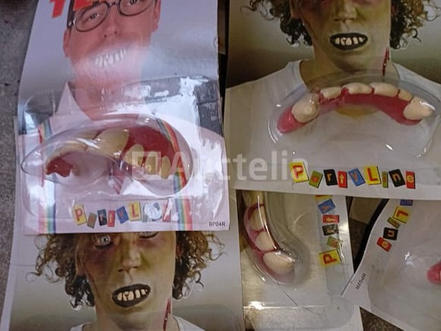 Set van 18 pakjes nepkunstgebitten - nieuw set van 60 pakjes nep vingerknipsels stuffing and catches - nieuw set van 12 pakjes tribale lange handschoenen - nieuw set van 6 pakjes namaakbiljetten - gloednieuw set van 14 pakjes nep-fopspenen - nieuw set van 8 diverse riempakketten - nieuw set van 4 duivelsstaarten - nieuw set van 6 pakken van 2 carnival vikinglaarzen gaiters - nieuw - afbeelding 3 van  10