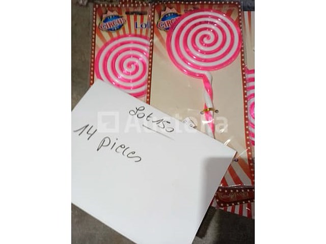 Set van 18 pakjes nepkunstgebitten - nieuw set van 60 pakjes nep vingerknipsels stuffing and catches - nieuw set van 12 pakjes tribale lange handschoenen - nieuw set van 6 pakjes namaakbiljetten - gloednieuw set van 14 pakjes nep-fopspenen - nieuw set van 8 diverse riempakketten - nieuw set van 4 duivelsstaarten - nieuw set van 6 pakken van 2 carnival vikinglaarzen gaiters - nieuw - afbeelding 6 van  10