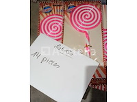 Set van 18 pakjes nepkunstgebitten - nieuw set van 60 pakjes nep vingerknipsels stuffing and catches - nieuw set van 12 pakjes tribale lange handschoenen - nieuw set van 6 pakjes namaakbiljetten - gloednieuw set van 14 pakjes nep-fopspenen - nieuw set van 8 diverse riempakketten - nieuw set van 4 duivelsstaarten - nieuw set van 6 pakken van 2 carnival vikinglaarzen gaiters - nieuw - afbeelding 6 van  10