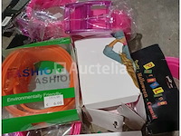 Set van 18 pakjes nepkunstgebitten - nieuw set van 60 pakjes nep vingerknipsels stuffing and catches - nieuw set van 12 pakjes tribale lange handschoenen - nieuw set van 6 pakjes namaakbiljetten - gloednieuw set van 14 pakjes nep-fopspenen - nieuw set van 8 diverse riempakketten - nieuw set van 4 duivelsstaarten - nieuw set van 6 pakken van 2 carnival vikinglaarzen gaiters - nieuw - afbeelding 8 van  10