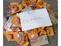 Set van 18 pakjes nepkunstgebitten - nieuw set van 60 pakjes nep vingerknipsels stuffing and catches - nieuw set van 12 pakjes tribale lange handschoenen - nieuw set van 6 pakjes namaakbiljetten - gloednieuw set van 14 pakjes nep-fopspenen - nieuw set van 8 diverse riempakketten - nieuw set van 4 duivelsstaarten - nieuw set van 6 pakken van 2 carnival vikinglaarzen gaiters - nieuw - afbeelding 9 van  10