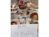 Set van 18 pakjes nepkunstgebitten - nieuw set van 60 pakjes nep vingerknipsels stuffing and catches - nieuw set van 12 pakjes tribale lange handschoenen - nieuw set van 6 pakjes namaakbiljetten - gloednieuw set van 14 pakjes nep-fopspenen - nieuw set van 8 diverse riempakketten - nieuw set van 4 duivelsstaarten - nieuw set van 6 pakken van 2 carnival vikinglaarzen gaiters - nieuw - afbeelding 10 van  10