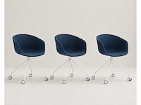 Set van 2 bureaustoelen - white casters foot - blauwe stoffen stoel met armleuningen - afbeelding 1 van  1