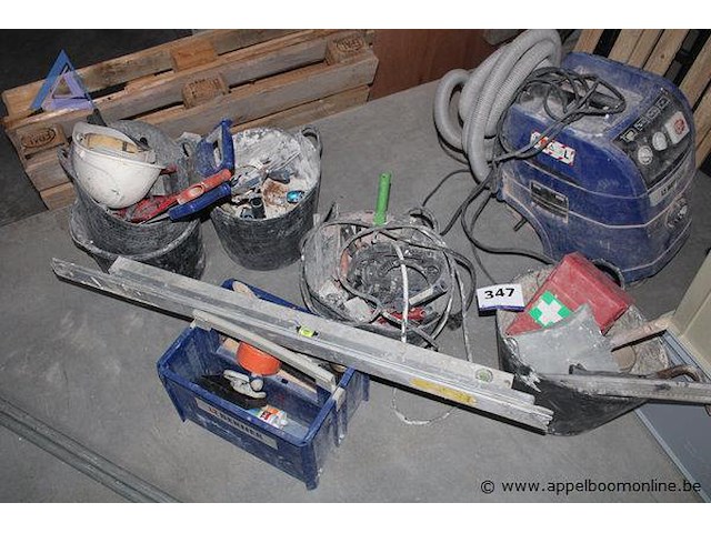 Set van 2 emmers - met diverse gereedschappen kabelhaspel krat met handgereedschap waterpas - afbeelding 1 van  4