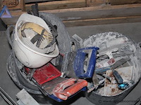 Set van 2 emmers - met diverse gereedschappen kabelhaspel krat met handgereedschap waterpas - afbeelding 2 van  4