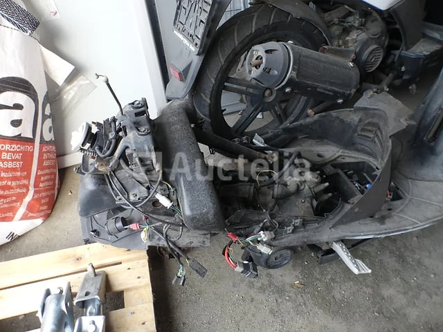 Set van 2 scooters (voor onderdelen) - afbeelding 1 van  12
