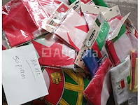Set van 20 belgische vlaggen 30x50 - nieuw set van 9 grote belgische vlaggen - nieuw op stokken set van 50 voetbalsupportervlaggen verschillende landen - gloednieuw 150x90 set van 6 vlaggen waalse regio - nieuw 150x90 set van 12 geruite vlaggen - nieuw - afbeelding 2 van  6