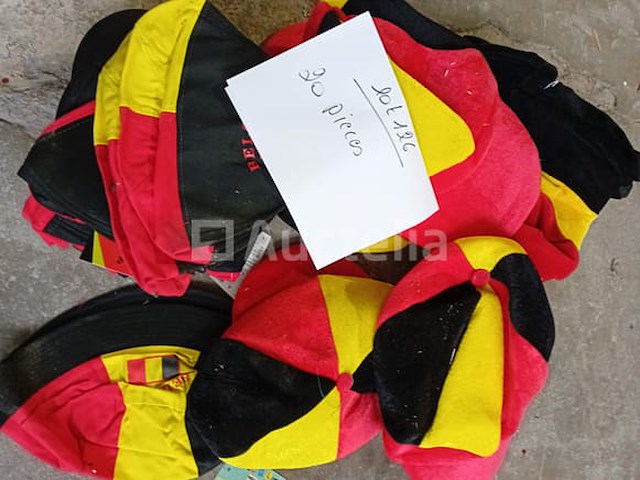 Set van 20 petten, belgische supporterpetten - nieuw set van 8 voetbalfanhoeden - nieuw set van 4 engelse supportersjaals - nieuw set van 12 verschillende spanje- en belgische voetbalfanbandana's - nieuw set van 8 pakketten supporter mirror protector spanje - nieuw set van 6 belgische supporterhoeden - gloednieuw set van 39 dozen van 5 stuks, items supporter belgië - nieuw - afbeelding 3 van  8