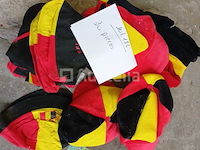 Set van 20 petten, belgische supporterpetten - nieuw set van 8 voetbalfanhoeden - nieuw set van 4 engelse supportersjaals - nieuw set van 12 verschillende spanje- en belgische voetbalfanbandana's - nieuw set van 8 pakketten supporter mirror protector spanje - nieuw set van 6 belgische supporterhoeden - gloednieuw set van 39 dozen van 5 stuks, items supporter belgië - nieuw - afbeelding 3 van  8