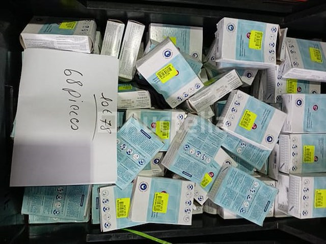 Set van 22 elektrische verlengsnoeren - nieuw set van 68 gezichtsmaskers beschermende zwarte stoffen - nieuw set van 43 badkamerartikelen - nieuw set van 80 diverse uitverkoopartikelen - nieuw set van 5 wijnstokhouten flesopeners - nieuw set van 15 badkamerartikelen pak +1 doos bosh schuurpapier - nieuw - afbeelding 1 van  6