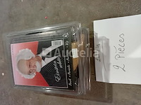 Set van 22 kermispruikensets - nieuwe diverse ontwerpen set van 2 einstein luxe pruikensets - nieuw set van 4 carnavalspruikensets verschillende modellen - nieuw set van 2 vampierpruikensets - nieuw set van 2 father whipper-pruiken - nieuw set van 31 pakjes kerstmanpruiken en baard - nieuw - afbeelding 1 van  6