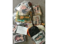 Set van 22 kermispruikensets - nieuwe diverse ontwerpen set van 2 einstein luxe pruikensets - nieuw set van 4 carnavalspruikensets verschillende modellen - nieuw set van 2 vampierpruikensets - nieuw set van 2 father whipper-pruiken - nieuw set van 31 pakjes kerstmanpruiken en baard - nieuw - afbeelding 3 van  6